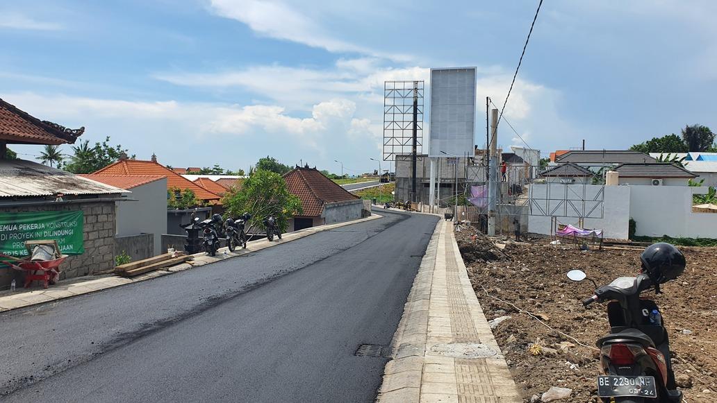 Papan-reklame-yang-terpasang-di-Jalam-Short-Cut-Simpang-Padonan-Tibubeneng-Canggu.jpg