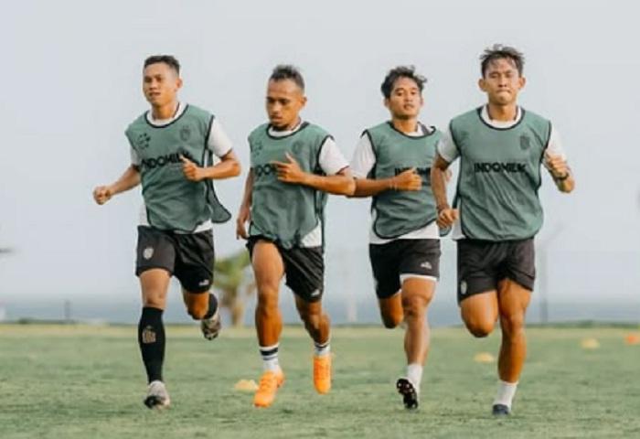 Para-pemain-Bali-United-melakukan-latihan-rutin-di-TC-Pantai-Purnama-Gianyar.jpg