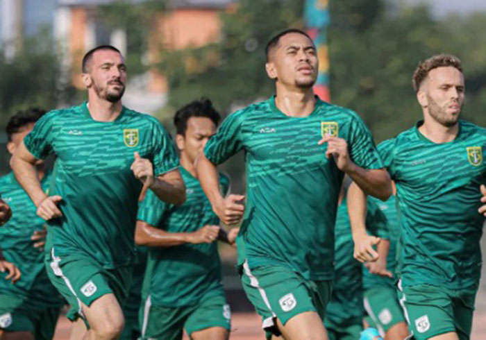 Para-pemain-Persebaya-Surabaya-melakukan-latihan-rutin-jelang-laga-Liga-1.jpg