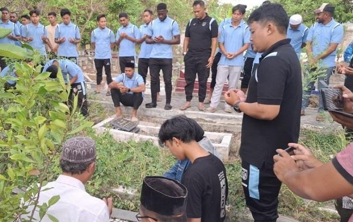 Para-pemain-Persela-Lamongan-berziarah-ke-makam-almarhum-kiper-Choirul-Huda.jpg
