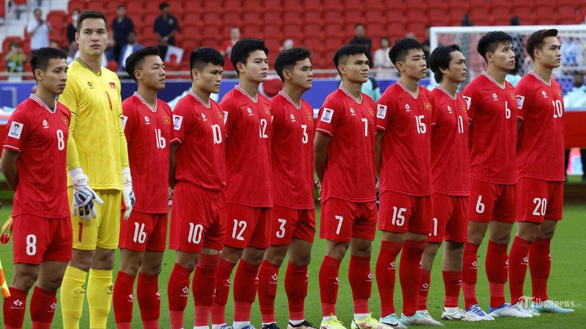 Para-pemain-Vietnam-berdiri-saat-turnamen-Kualifikasi-Piala-Dunia-2026.jpg