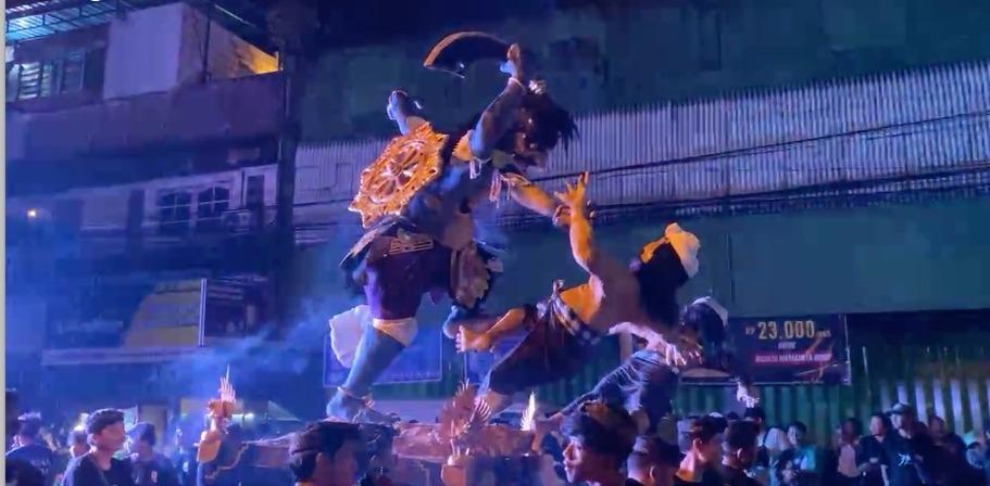 Parade-ogoh-ogoh-malam-pengerupukan-Nyepi-tahun-Caka-1945-di-Seputaran-Jalan-Gunung-Agung.jpg