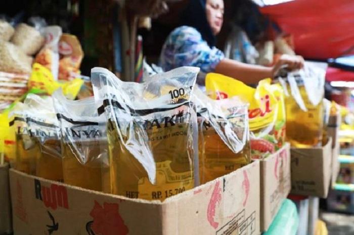 Pedagang-sembako-memajang-Minyakita-pada-etalase-di-pasar-tradisional-yang-ada-di-Jakarta.jpg