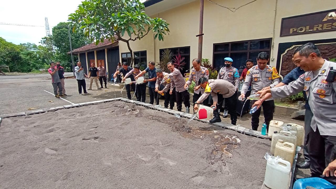 638,5 Liter Miras Dimusnahkan, Polres Jembrana Amankan Ratusan Botol Miras Tanpa Izin Edar