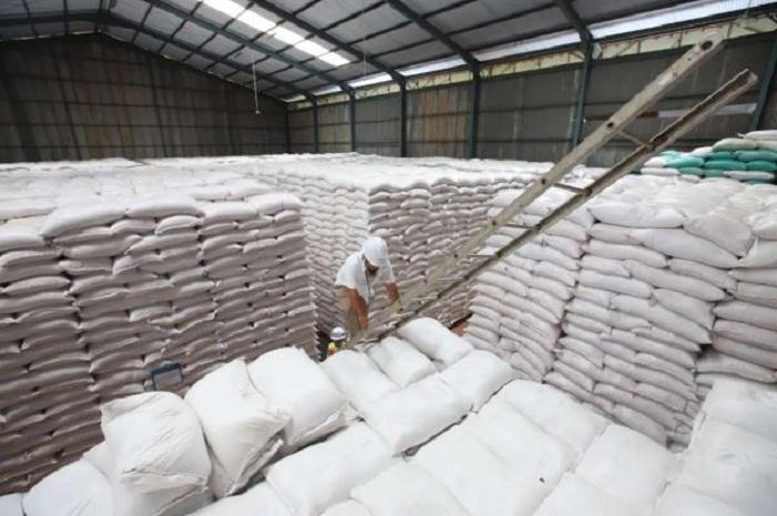 Pekerja-menata-beras-di-gudang-Perum-Bulog-wfc.jpg