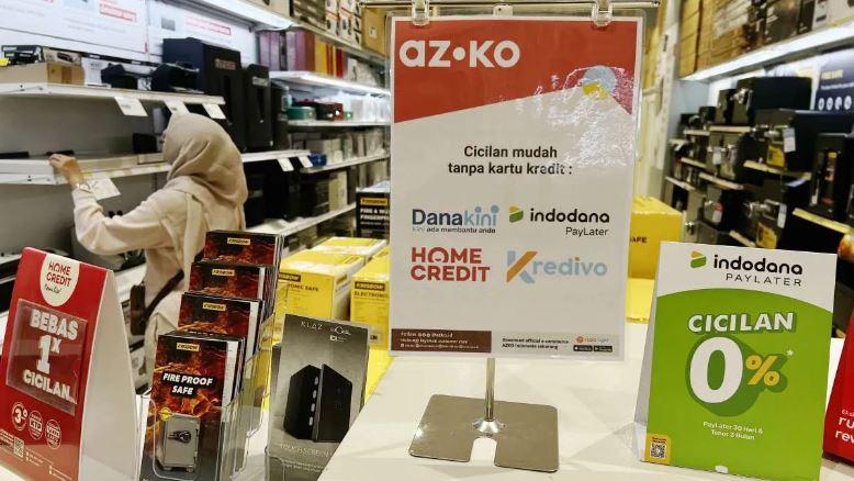 Pekerja-merapikan-barang-elektronik-di-gerai-ritel-di-Jakarta-Rabu-65-Gerai-ini-menawarkan.jpg