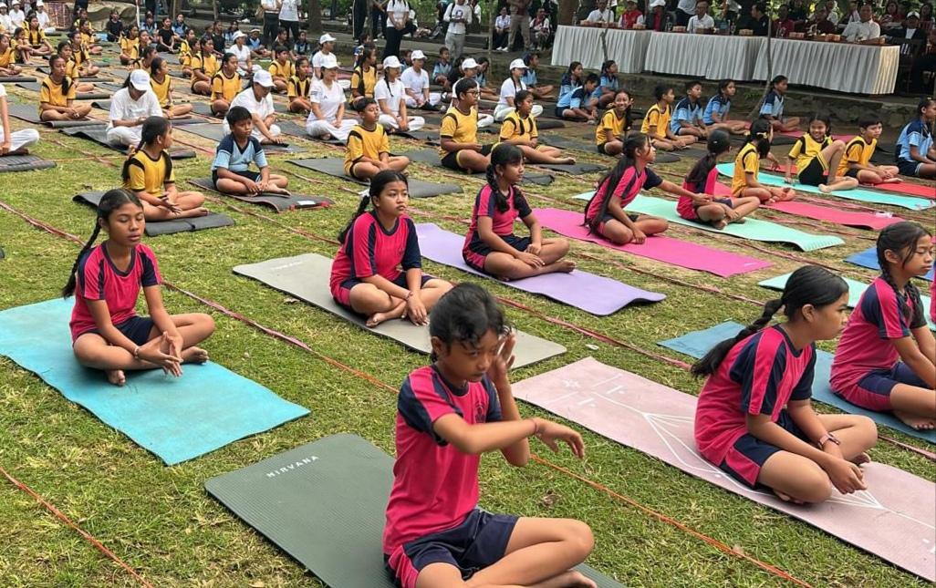 Pelaksanaan-Yoga-Asana-yang-digelar-dalam-pembukaan-Denpasar-Education-Festival-DEF-wv.jpg