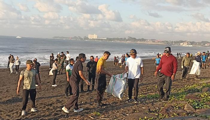 Pelaksanaan-bersih-bersih-pantai-di-Pantai-Padanggalak-Denpasar1.jpg