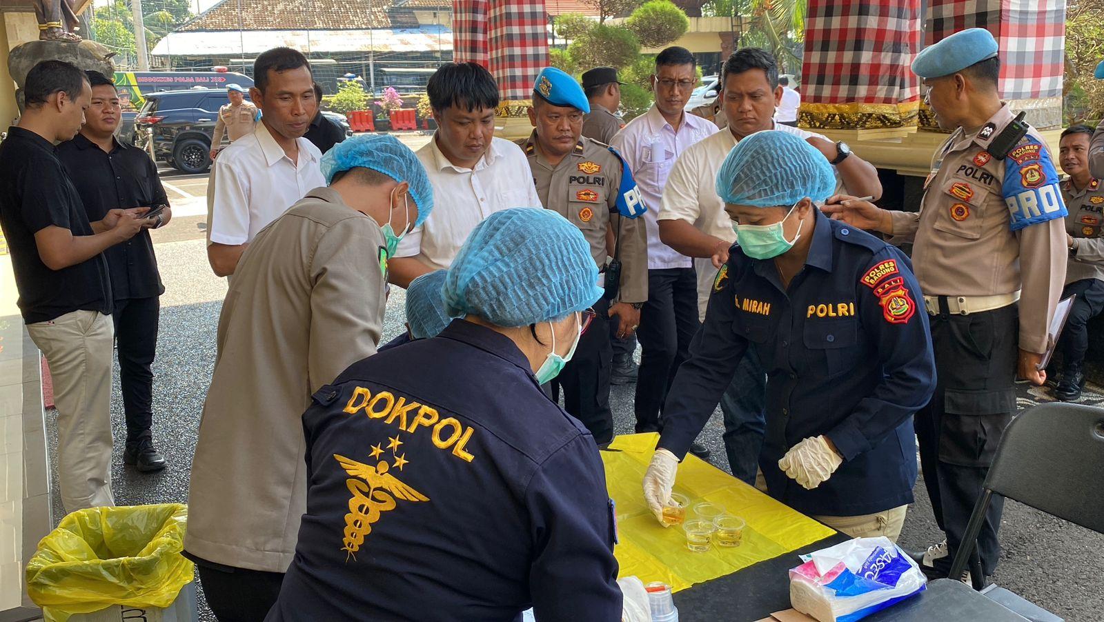 Pelaksanaan-tes-urine-yang-dilakukan-Polda-Bali-di-Polres-Badung-pada-Rabu-8-Januari-2025.jpg
