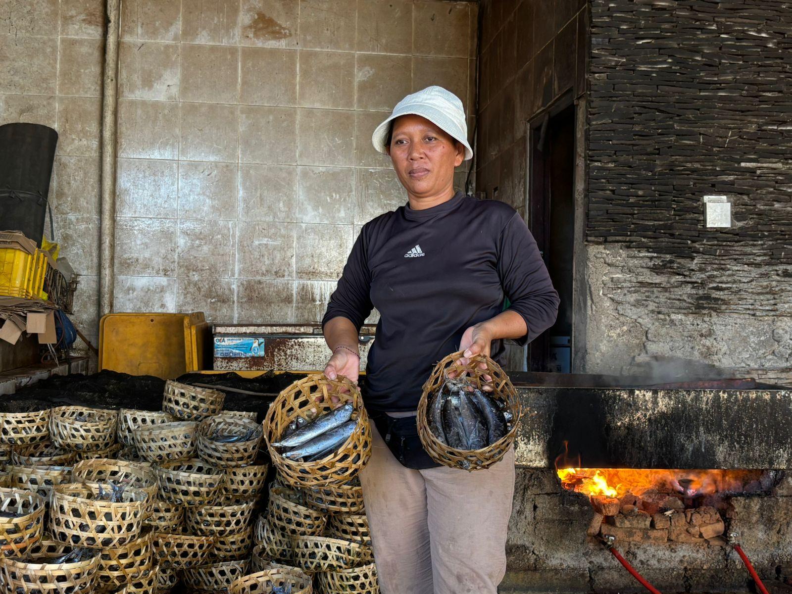 Pelaku-usaha-pemindangan-Ni-Wayan-Suitari-42-Kamis-2152026-mengatakan-produksi-ikan.jpg