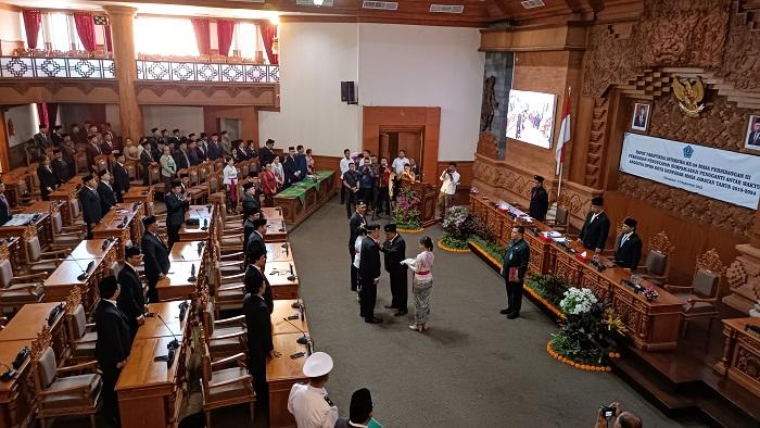 Pelantikan-tiga-orang-PAW-DPRD-Kota-Denpasar.jpg