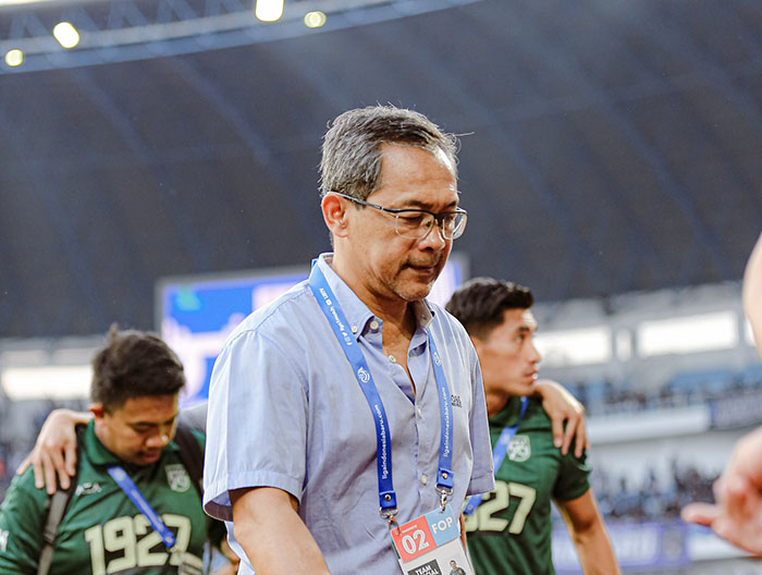 Pelatih-Aji-Santoso-tampak-menundukkan-kepala-setelah-Persebaya-Surabaya-kalah-dari-PSIS.jpg