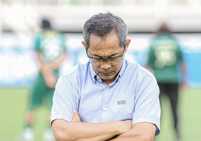 Pelatih-Aji-Santoso-terlihat-menundukkan-kepalanya-usai-laga-Persebaya-Surabaya-vs-RANS-Nusantara.jpg