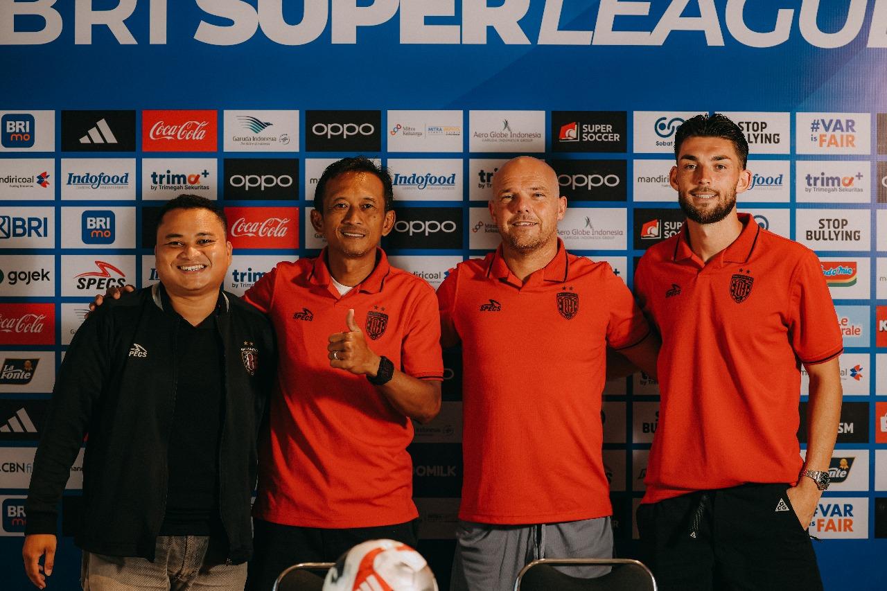 Pelatih-Bali-United-Johhny-Jansen-dan-Gelandang-Bali-United-Brandon-Wilson.jpg