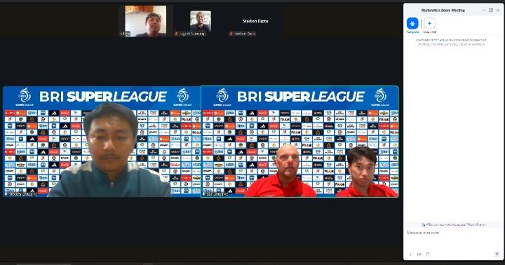 Pelatih-Bali-United-Johnny-Jansen-dan-Pemain-Bali-United-Teppei-Yachida.jpg