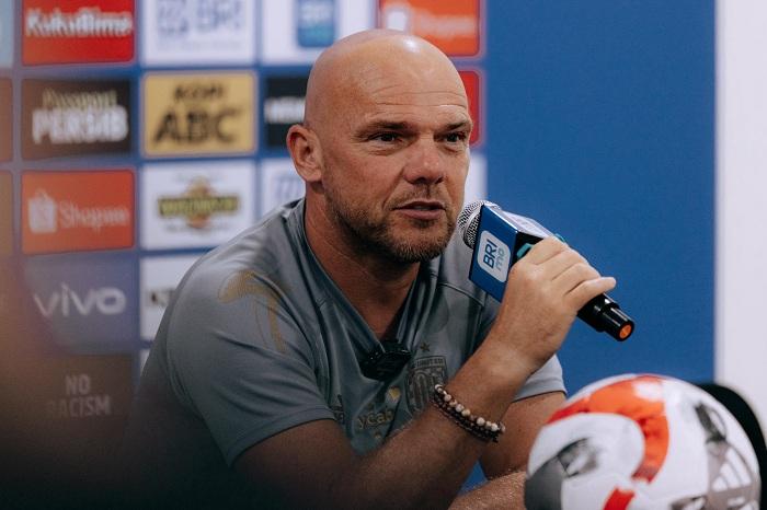 Pelatih-Bali-United-Johnny-Jansen-saat-memberikan-instruksi-kepada-pasukannya.jpg