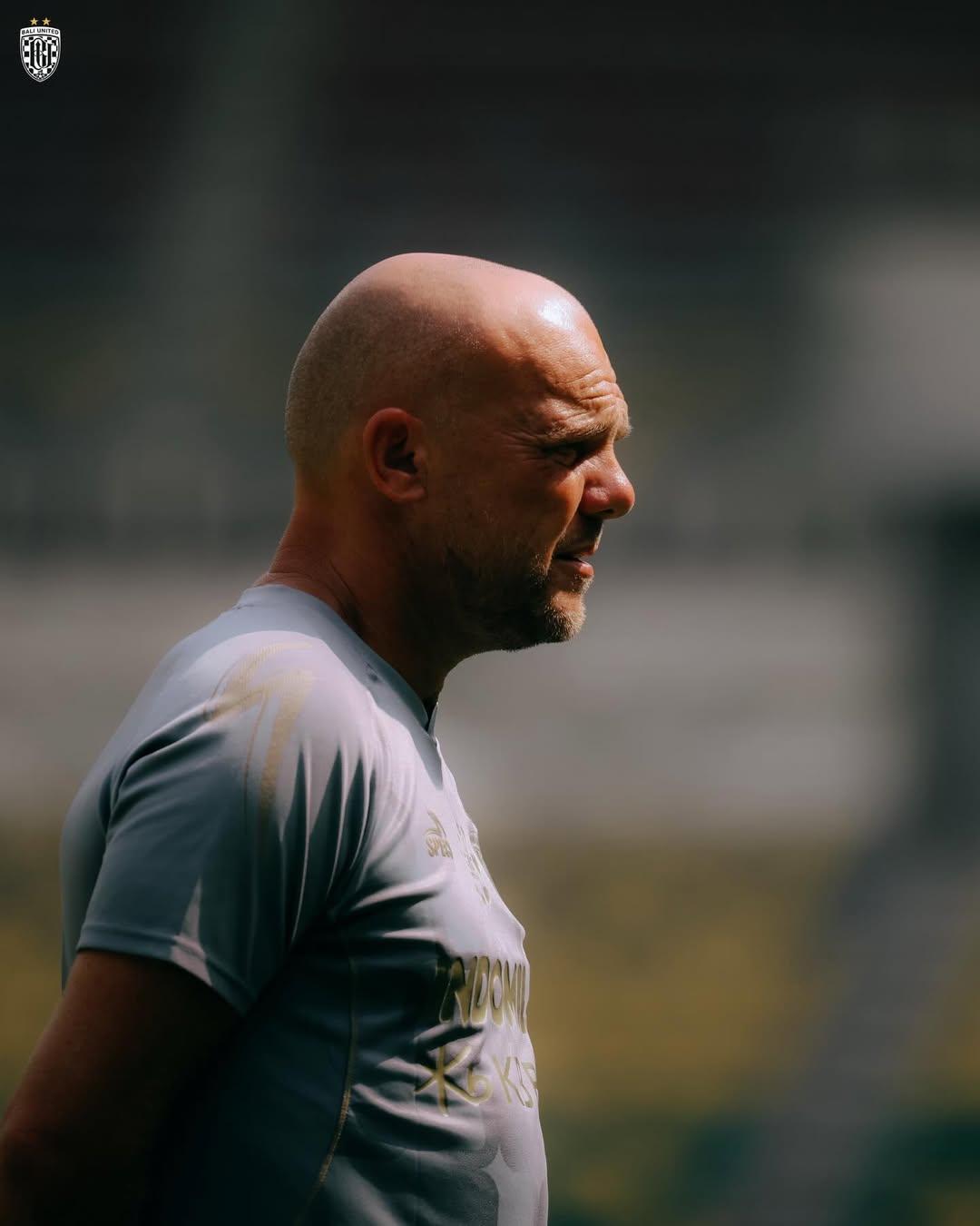 Pelatih-Bali-United-Johnny-Jansen-tampak-mengawasi-para-pemainnya-yang.jpg
