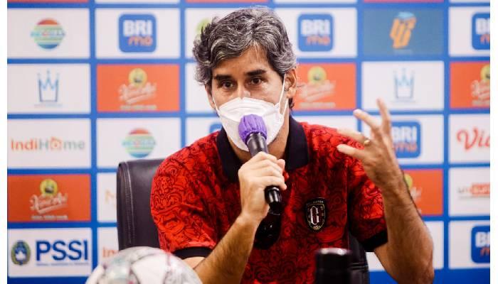 Pelatih-Bali-United-Stefano-Cugurra-dalam-jumpa-pers-sebelum-laga.jpg