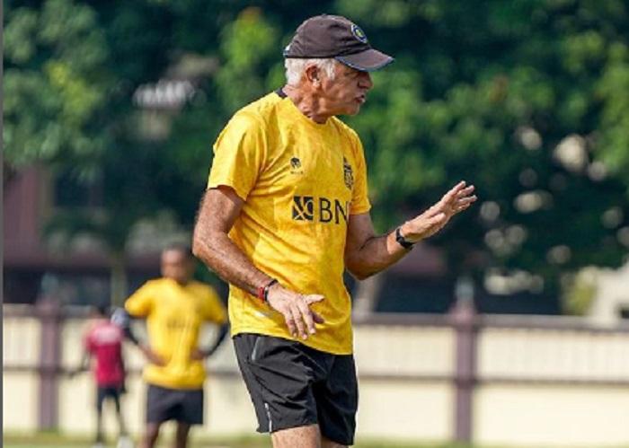 Pelatih-Bhayangkara-FC-Mario-Gomez-ketika-memberikan-instruksi-di-sesi-latihan.jpg