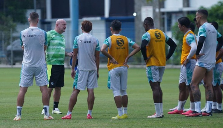 Pelatih-Bojan-Hodak-tengah-memberikan-instruksi-pada-para-pemain-Persib.jpg