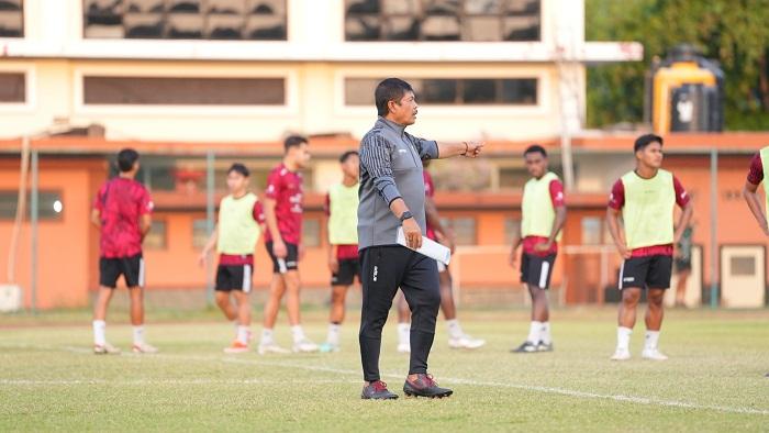 Pelatih-Indra-Sjafri-memberikan-instruksi-dalam-sesi-latihan-kepada-pemain-timnas-Indonesia-u19.jpg