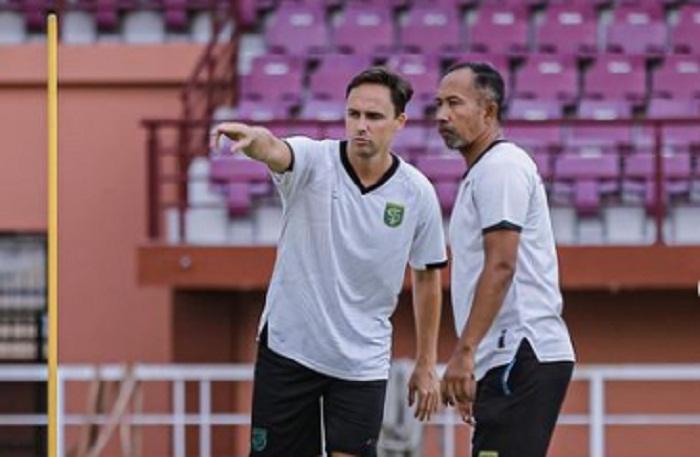 Pelatih-Persebaya-Surabaya-Paul-Munster-ditemani-sang-asisten-Uston-Nawawi.jpg