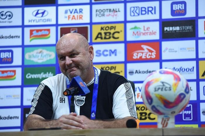 Pelatih-Persib-Bandung-Bojan-Hodak-tampak-tersenyum-bahagia-setelah-timnya-berhasil.jpg