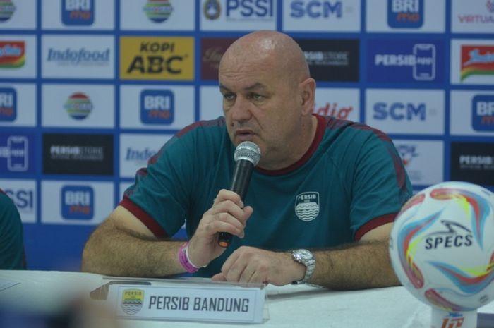 Pelatih-Persib-Bandung-Bojn-Hodak-saat-mengggelar-pers-usai-laga-persib.jpg