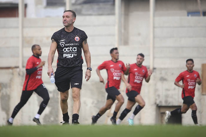 Pelatih-Persija-Jakarta-Thomas-Doll-dalam-sesi-latihan-bersama-pemain-Macan-Kemayoran.jpg