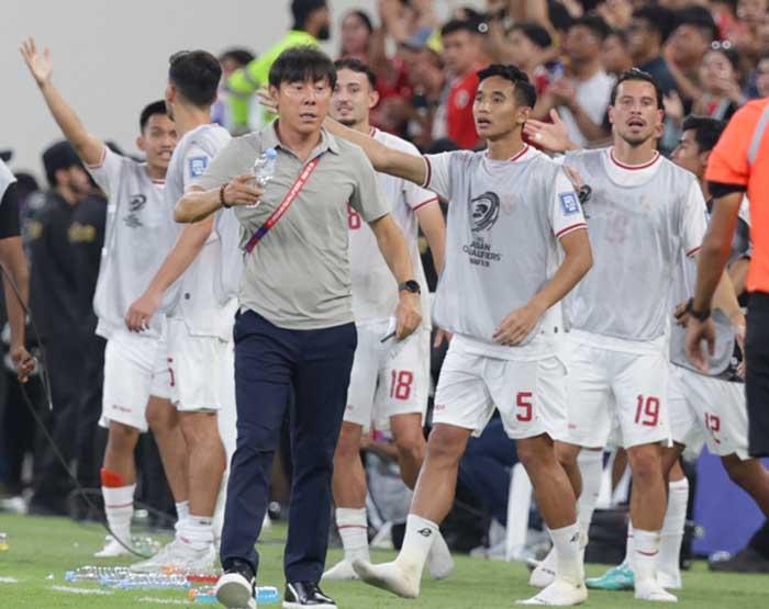 Pelatih-Shin-Tae-yong-dan-para-pemain-Timnas-Indonesia-melakukan-protes-ke-wasit.jpg