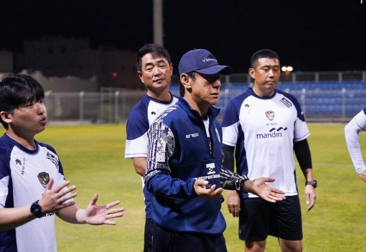 Pelatih-Timnas-Indonesia-Shin-Tae-yong-tengah-memberikan-instruksi-kepada-skuadnya.jpg