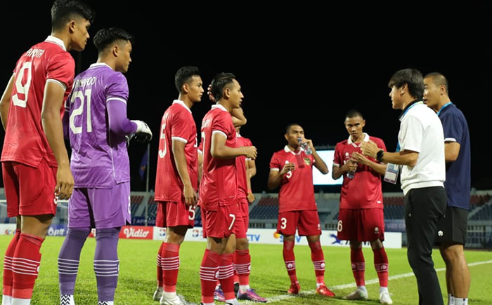 Pelatih-Timnas-U23-Indonesia-Shin-Tae-yong-tampak-memberikan-instruksi.jpg