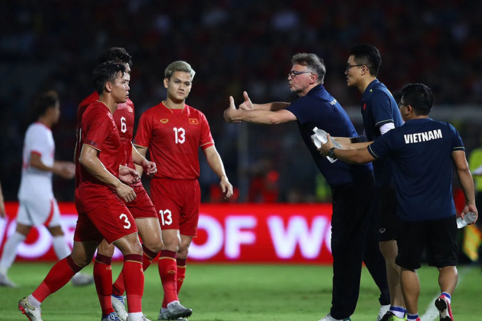 Pelatih-Timnas-Vietnam-Philippe-Troussier-memberikan-instruksi-kepada-pemainnya.jpg