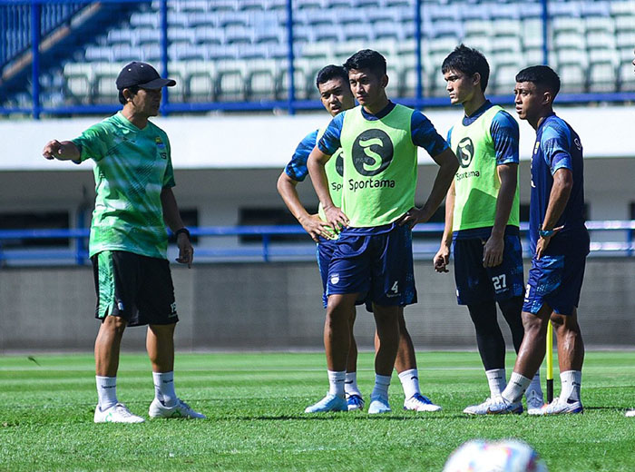 Pelatih-sementara-Persib-Bandung-Yaya-Sunarya-terlihat-memimpin-skuad-Maung-Bandung.jpg