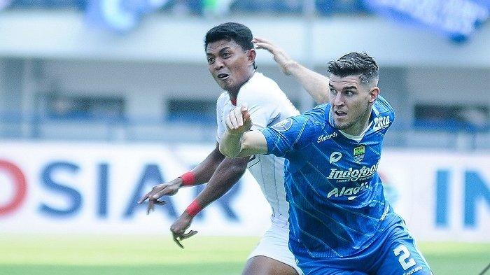 Pemain-Arema-FC-Dedik-Setiawan-kiri-dan-pemain-Persib-Nick-Kuipers.jpg