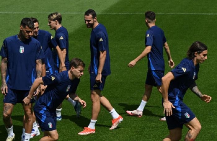 Pemain-Timnas-Italia-tengah-melakukan-latihan-belum-lama-ini-untuk-hadapi-laga-babak-16-besar-Euro.jpg