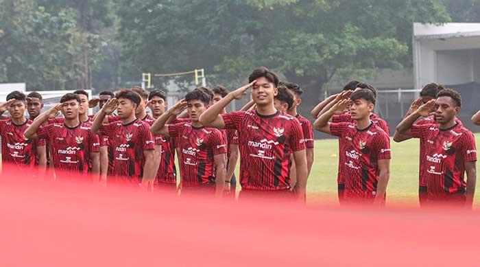 Pemain-Timnas-U20-Indonesia-melakukan-sikap-hormat-di-upacara-HUT-RI-Ke-79.jpg