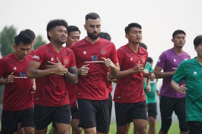 Pemain-bertahan-Timnas-Indonesia-Jordi-Amat-ketiga-kiri-bersama-Saddil-Ramdhani-cs.jpg