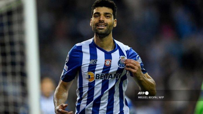 Pemain-depan-FC-Porto-Iran-Mehdi-Taremi-merayakan-setelah-mencetak-gol-pertama.jpg