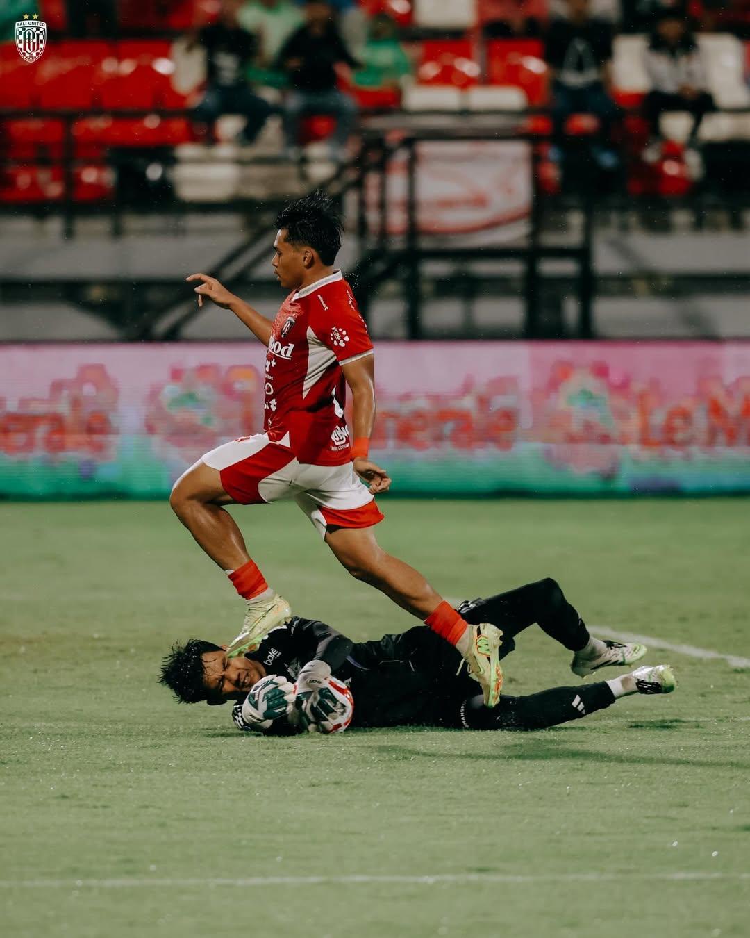 Pemain-sayap-kanan-Bali-United-Rahmat-Arjuna-berusaha-melewati-adangan-kiper-PSM-Makassar.jpg