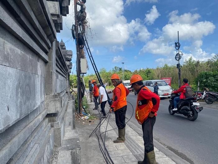 Pembersihan-kabel-di-Wilayah-Canggu.jpg