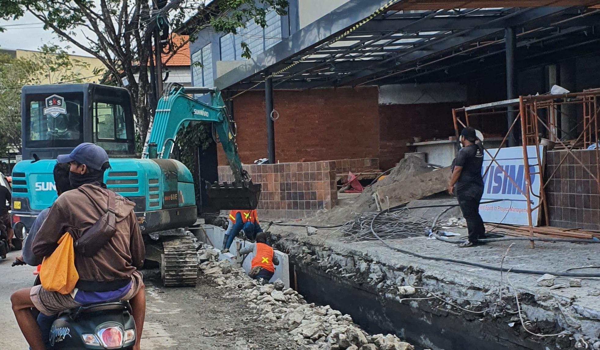 Pembongkaran-gorong-gorong-di-Jalan-Pantai-Berawa-dengan-menggunakan-alat-berat.jpg