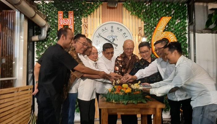 Pemotongan-tumpeng-di-acara-HUT-ke-6-LN-Fortunate-Coffee-Kapal-oleh-Pandita-Hamid.jpg