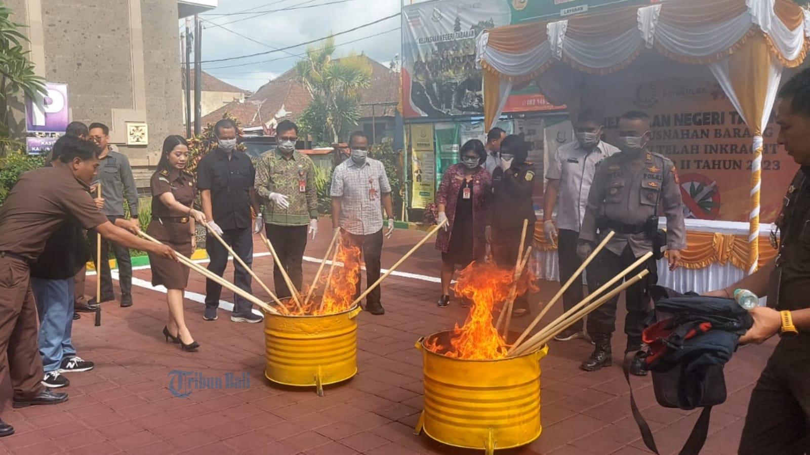 Pemusanahan-barang-bukti-narkotika-di-halaman-kantor-Kejaksaan.jpg