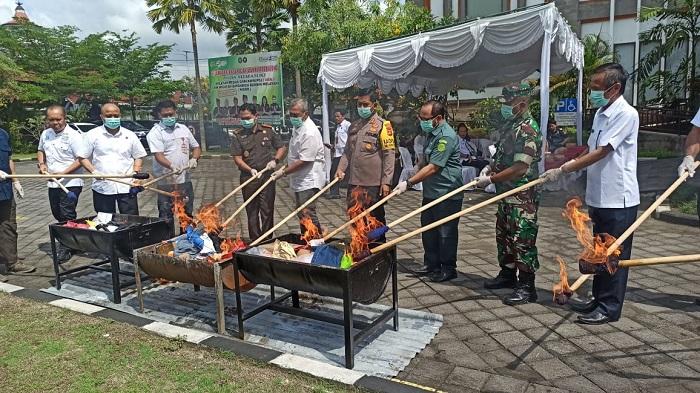 Pemusnahan-barang-bukti-yang-dilakukan-Kejari-Badung-dan-Instansi-terkait.jpg