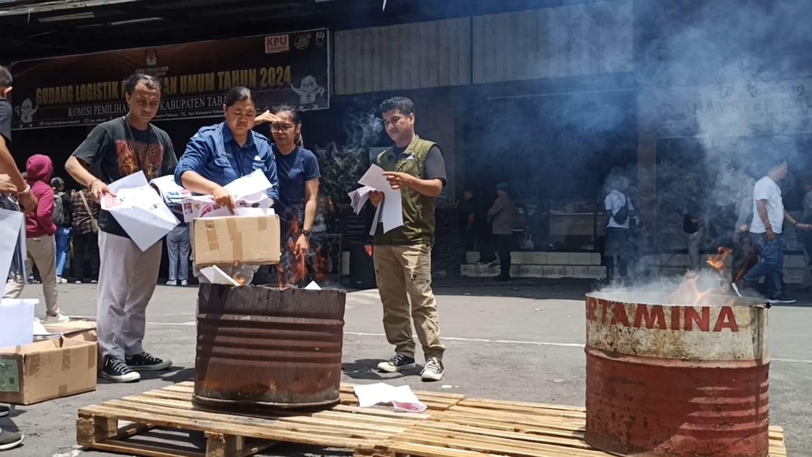 Pemusnahan-surat-suara-di-Gudang-Logistik-KPU-Tabanan.jpg