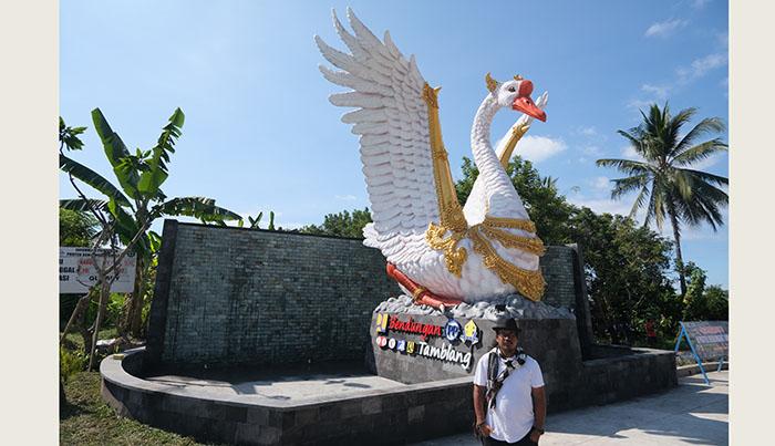 Penampakan-patung-angsa-karya-I-Ketut-Putrayasa-di-Bendungan-Tamblang.jpg