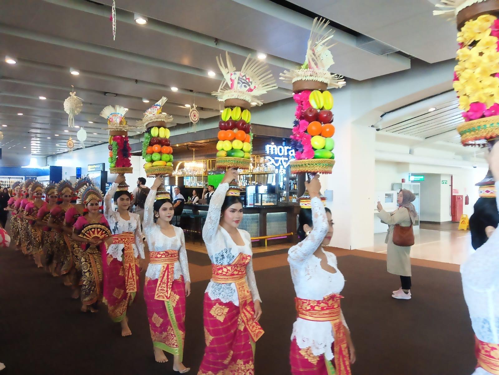 Penampilan-seni-tari-tradisional-Bali-dan-parade-gebogan-di-Bandara-Ngurah-Rai.jpg
