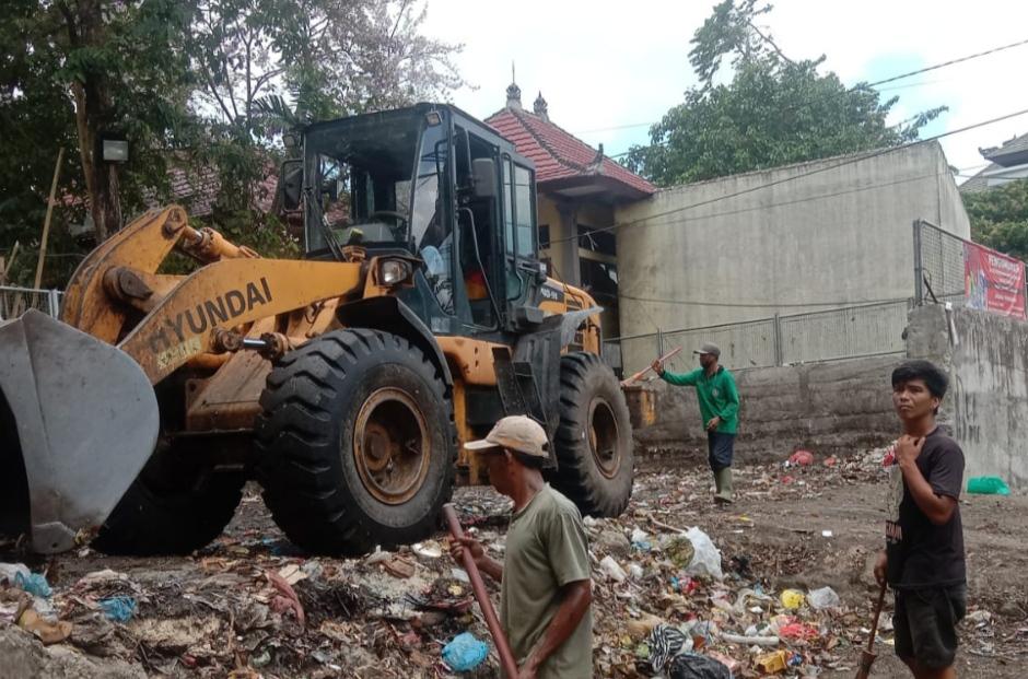 Pengangkutan-sampah-di-TPS-di-Denpasar.jpg