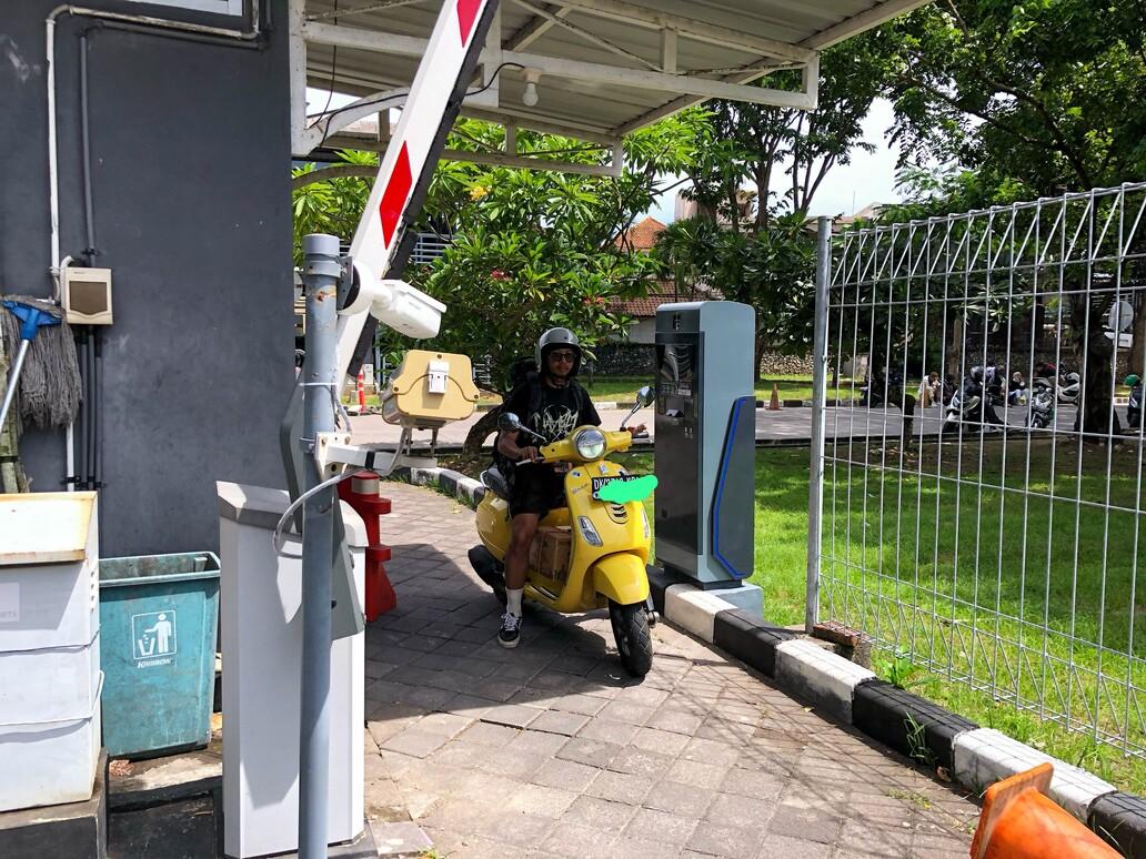 Pengendara-sepeda-motor-saat-menggunakan-mesin-dispenser-manless-parkir-roda-dua.jpg